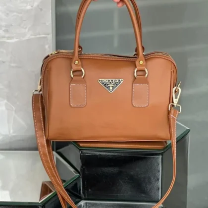 bolso tipo baul prada cafe